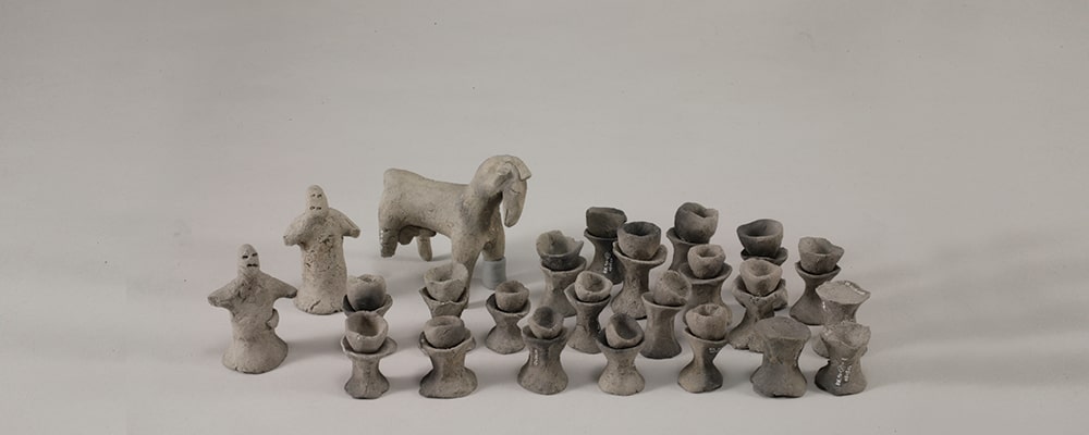 18 Person- and Horse-Shaped Clay Figurine and Small Pottery