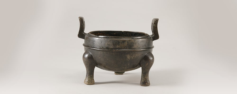 30 Bronze Tri-Legged Pot